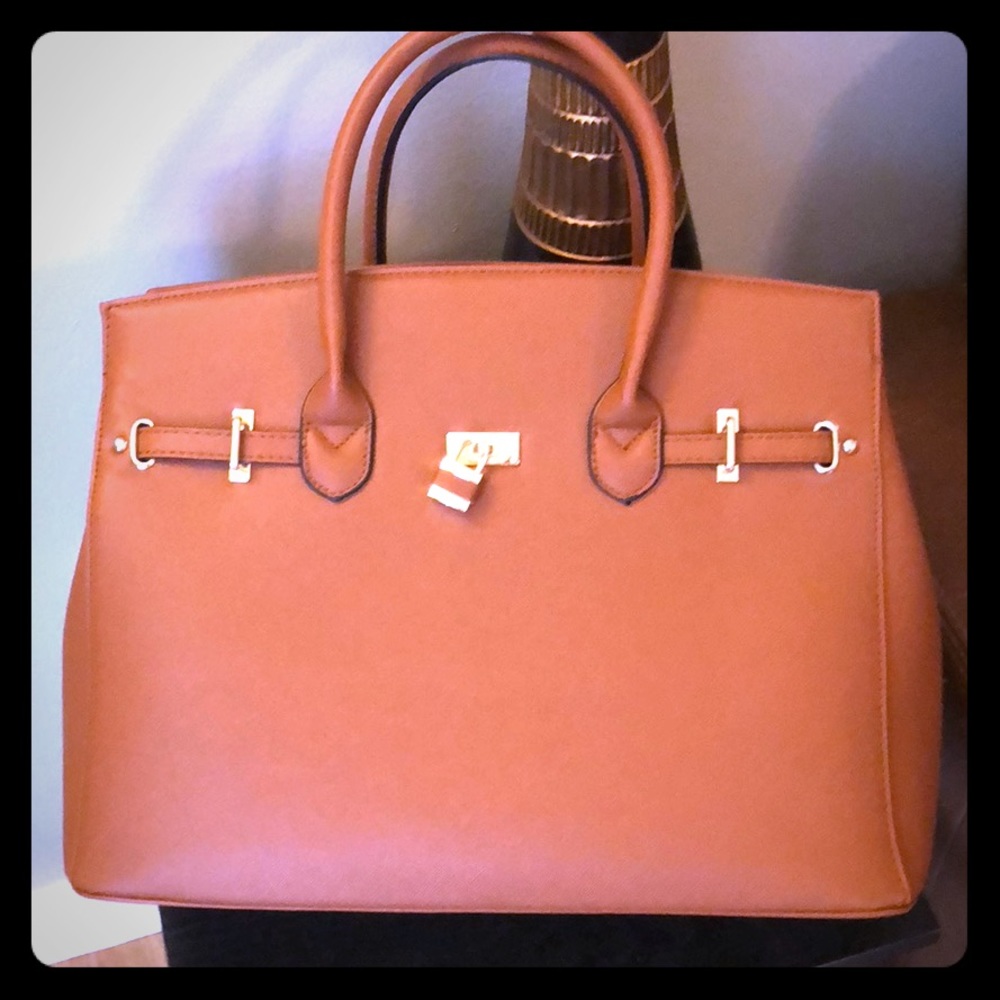 Spring Sale 🌞Gorgeous tan flaux leather purse!